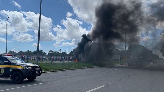 Os dois sentidos da BR-104 foram bloqueados pelos manifestantes | Foto: Cortesia / Assessoria PRF