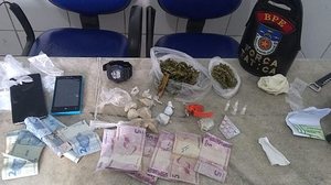 Maconha, cocaína e crack foram encontrados com os suspeitos | Cortesia PM