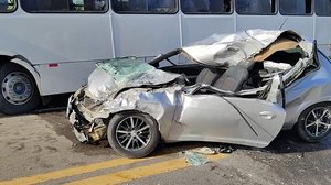 Imagem Acidente entre carro e ônibus deixa dois mortos em Atalaia