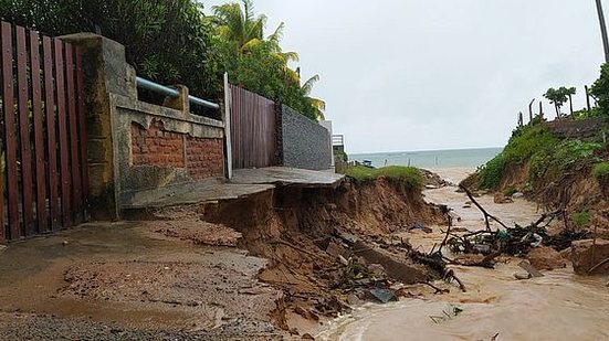 Imagem Vídeo: chuva afunda rua em Ipioca e deixa moradores ilhados