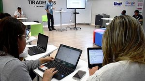 Uso de computadores e tablets permitem acesso a sistemas modernos de aprendizagem, que eliminam a necessidade de xerox e pen-drives para guardar conteúdos | Imagem: Acervo Grupo Tiradentes