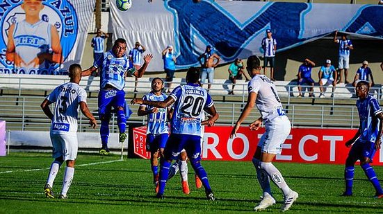 Victor Paraíba e Vanderlei na chance de gol do CSA no segundo tempo | Pei Fon / TNH1