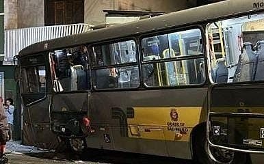 O ônibus colidiu após o homicídio | Reprodução/Diário dos Transportes