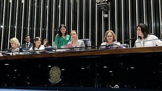 Senadoras Juíza Selma, Eliziane Gama, Leila Barros (presidindo a sessão), Zenaide Maia e Simone Tebet no Plenário em 12 de março | Roque de Sá/Agência Senado