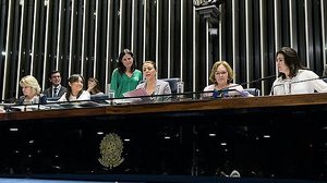 Senadoras Juíza Selma, Eliziane Gama, Leila Barros (presidindo a sessão), Zenaide Maia e Simone Tebet no Plenário em 12 de março | Roque de Sá/Agência Senado