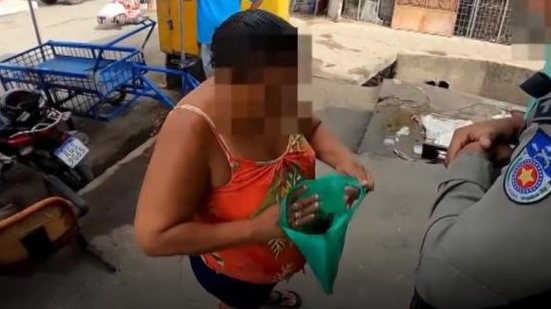 A senhora, aparentemente acima de qualquer suspeita, transita na região com uma sacola levando drogas | Foto: Reprodução