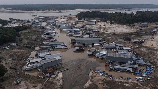 MANAUS, AM. 15/10/2023. Embarcações e casas flutuantes encalhadas na Marina do Davi em Manaus, porto usado pela população para acessar as praias do rio Negro e as comunidades ribeirinhas do entorno. O rio Negro atingiu hoje o menor nível da historia | Lal…