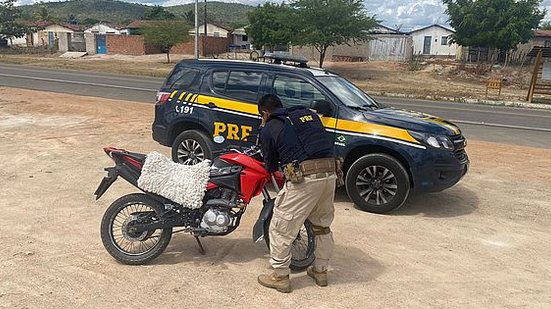 Motocicleta estava estacionada na faixa de domínio e com a placa quebrada | Foto: Cortesia / Ascom PRF