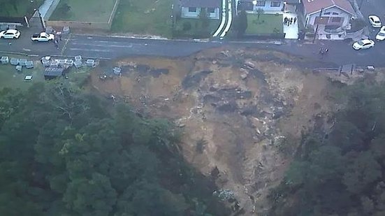 Grande volume de chuva causou instabilidade de solo e encostas no bairro Rio Negro, segundo Diário Oficial. Imagens mostram que a fenda dividiu a rua ao meio | Reprodução / Redes sociais