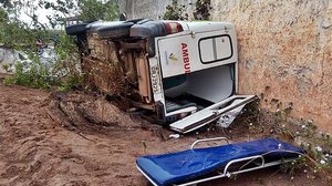 Imagem Ambulância capota em estrada na zona rural de Junqueiro