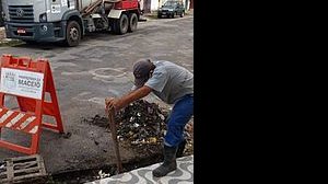 Lixo é principal causa de alagamentos nas cidades / Rua Araújo Bívar na Pajuçara | Secom Maceió