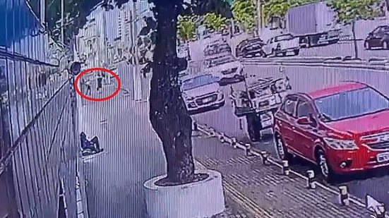 Criminoso (de brusa clara) atacou vítima, esfaqueou e matou fotógrafo para roubar um aparelho celular em plena luz do dia, na calçada da orla da Praia da Avenida | Reprodução