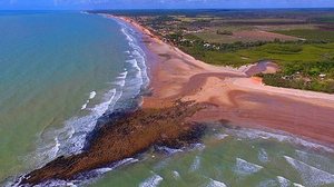 Praia da Costa Dourada, em Mucuri. Município é vizinho de Conceição da Barra, no ES. | Divulgação/Prefeitura de Mucuri