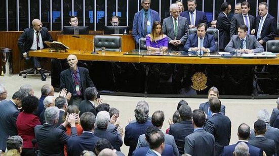 Imagem Maia, centrão e deputado do PSDB chamam transferência de Lula de perseguição e absurdo