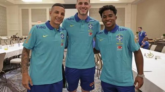 Guilherme Arana, Bento e Endrick em apresentação na Seleção | Crédito: Rafael Ribeiro / CBF