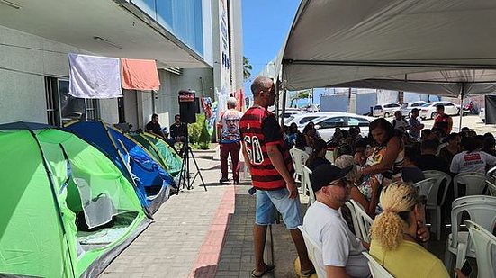 Trabalhadores montaram acampamento em frente ao prédio da SMS | Foto: Cortesia ao TNH1