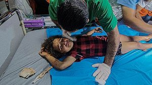 Equipes médicas da Sociedade do Crescente Vermelho Palestino resgatam crianças dos escombros enquanto atacam um prédio ao sul da cidade de Gaza, na província de Khan Yunis | Thenews2 / Folhapress