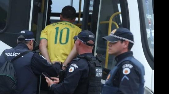 Imagem Manifestantes que invadiram o Planalto são presos pela PM em Brasília