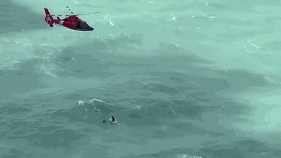 Um vídeo divulgado pela patrulha costeira nesta sexta (11) mostra uma equipe de helicóptero da Estação Aérea de Miami realizando o resgate a 48 km de Longboat Key | Reprodução