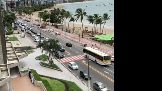 Imagem Manifestantes saem em carreata e pedem o retorno das atividades comerciais em Maceió