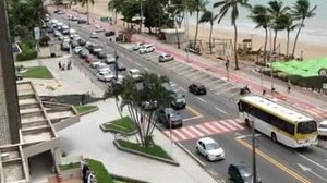 Imagem Manifestantes saem em carreata e pedem o retorno das atividades comerciais em Maceió