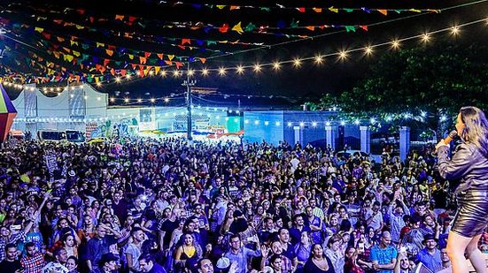 Imagem Noda de Caju e artistas locais animaram noite no Arraial Central; veja imagens