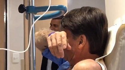 Imagem Bolsonaro se emociona com dupla cantando ‘Evidências’ no hospital