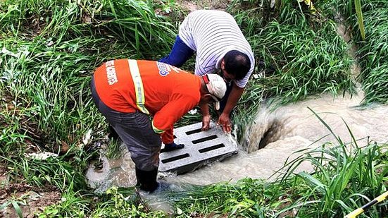 Remoção de tampa de bueiro | Foto: Ascom