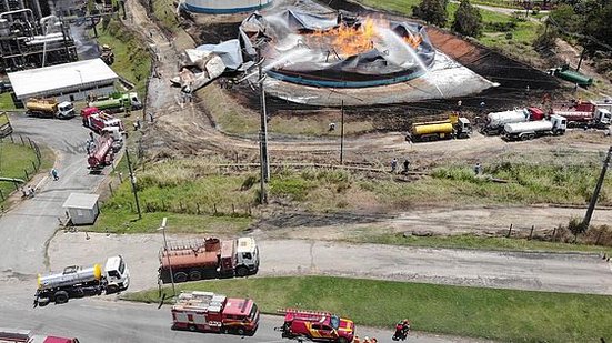 Bombeiros trabalham para resfriar estrutura que pegou fogo | Foto: Cortesia / Ascom Bombeiros