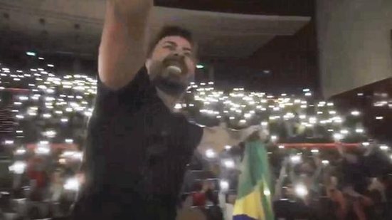 Imagem Vídeo: alagoano Carlinhos Maia lota teatros em turnê pela Europa