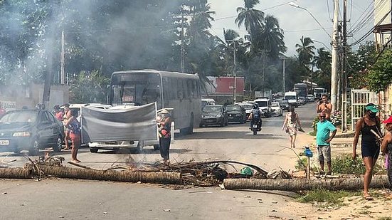 Imagem Moradores de Riacho Doce protestaram por melhorias e fecharam a AL-101 Norte