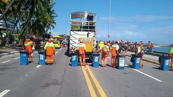 Equipes de limpeza recolheram resíduos descartados por foliões nos oito polos de festa | Secom Maceió