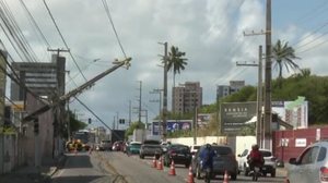 Poste ficou pendurando em fios de alta tensão | Foto: Reprodução / TV Pajuçara