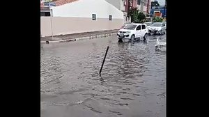 Motoristas se arriscam em rua inundada e com buracos na Jatiúca, em Maceió | Foto: Reprodução