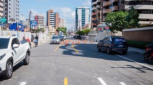 Nesta quarta-feira (14), um trecho da Avenida Professor Sandoval Arroxelas, na Ponta Verde, será ampliado em sentido único. A medida se estende até a Rua José Júlio Sawer, além das vias Soldado Eduardo dos Santos e José Cabral Acioli | DMTT