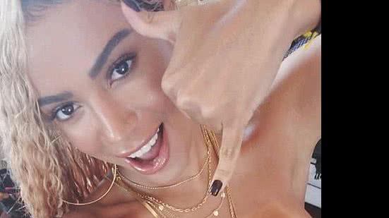 Imagem Anitta fica seminua e sensualiza para clipe em Salvador