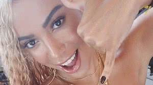 Imagem Anitta fica seminua e sensualiza para clipe em Salvador