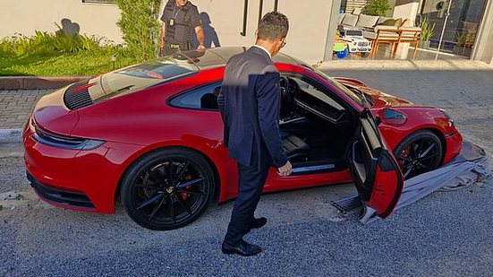 O Porsche vermelho, que pertenceu ao ex-jogador Daniel Alves, foi apreendido com um advogado apontado como líder do grupo | Foto: Divulgação/MP