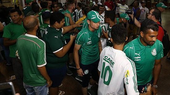 Torcedores do Verdão no desembarque do clube em Maceió | Divulgação / Twitter @Palmeiras