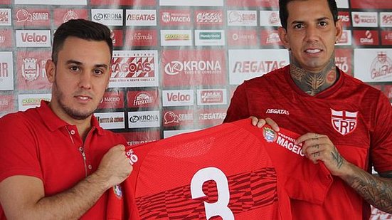 Thiago Paes (vice de futebol) ao lado do zagueiro Victor Ramos | Gustavo Henrique / CRB