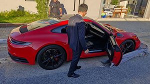 Porsche em nome de Dani Alves foi apreendido durante operação do Ministério Público de Alagoas na cidade de Petrolina (PE) | Foto: MP-AL