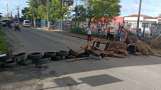 Moradores usaram pneus e pedaços de madeira para o bloqueio da pista | Cortesia