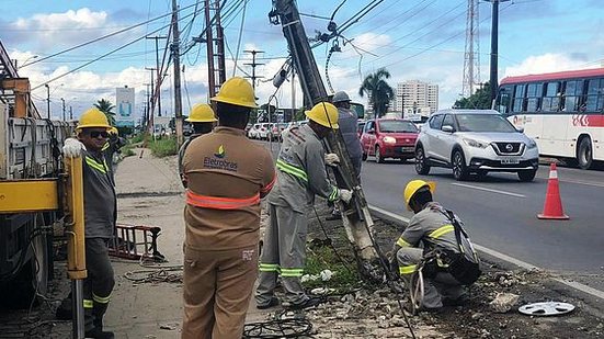 Carro derrubou poste na Via Expressa | TV Pajuçara / Henrique Pereira