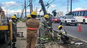 Carro derrubou poste na Via Expressa | TV Pajuçara / Henrique Pereira