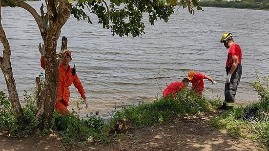 Equipe do Corpo de Bombeiros retirou corpo do Lago da Perucaba | Josival Menezes/7 Segundos