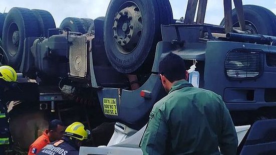 Motorista ficou preso às ferragens | Foto: Cortesia / Samu