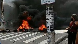 Imagem Após protesto na Ladeira dos Martírios, congestionamento se forma no Farol e Centro de Maceió