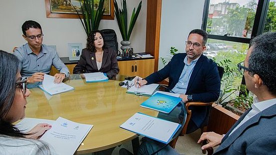 Também participaram da reunião a vice-reitora Ilka Soares; o Pró-reitor de ensino, George Costa; e a Pró-reitora de Pesquisa, Mara Ribeiro. | Foto: Pei Fon / Agência Alagoas