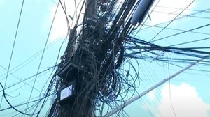 Emaranhando de fios em postes é problema antigo em Maceió | Foto: Reprodução / TV Pajuçara