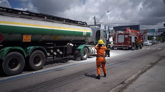 Fogo foi controlado rapidamente, mas risco de explosão assustou quem estava na região | TV Pajuçara / Alberto Lima